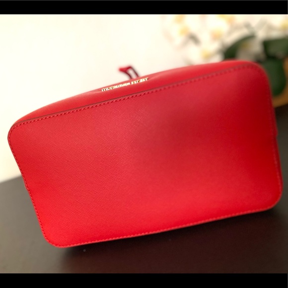 Michael Kors Suri Large Bucket - Picture 4 of 7